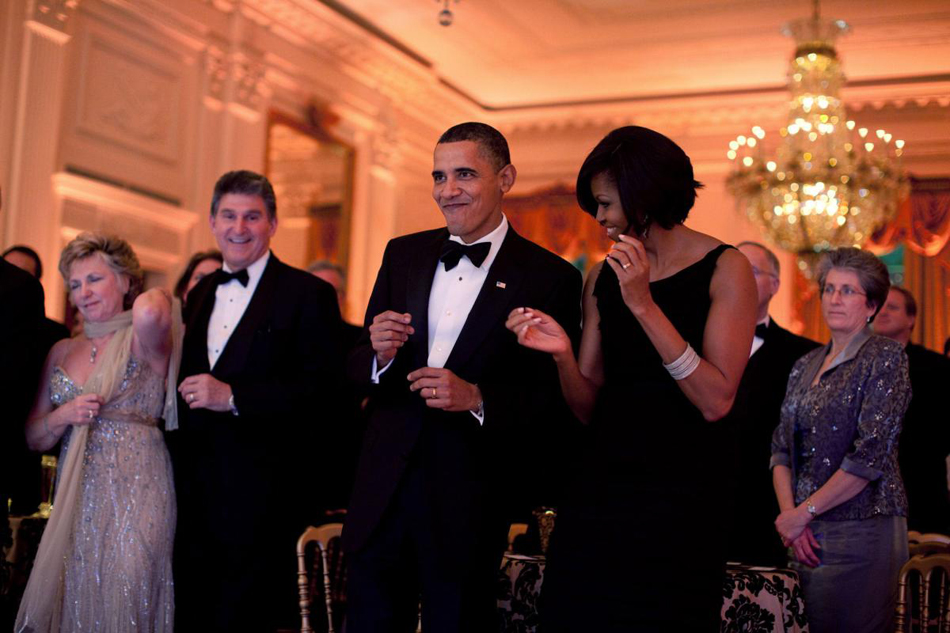 barack-obama-michelle-obama-love-story-romance-photos-15