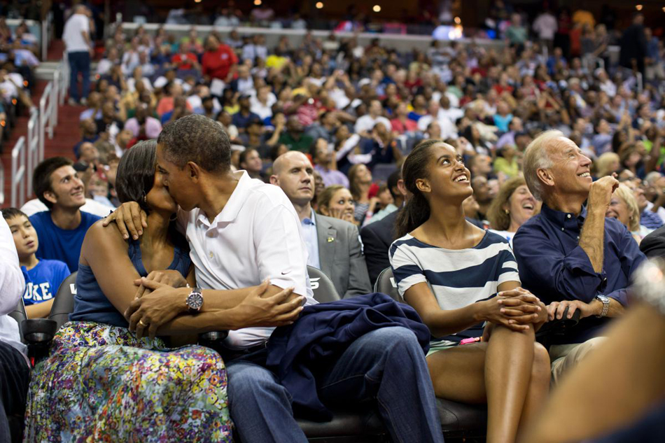 barack-obama-michelle-obama-love-story-romance-photos-17