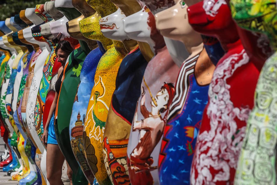 BRA05. RÍO DE JANEIRO (BRASIL), 02/05/2014.- Detalle de las esculturas que forman parte de la exposición "United Buddy Bears" hoy, viernes 02 de mayo de 2014, en la playa Leme en Río de Janeiro (Brasil). La playa de Leme fue tomada esta semana por 141 esculturas de osos que forman parte de una exposición itinerante destinada a promover "la unión de los pueblos" y dentro de una de las iniciativas para conmemorar el Año de Alemania en Brasil. EFE/Antonio Lacerda