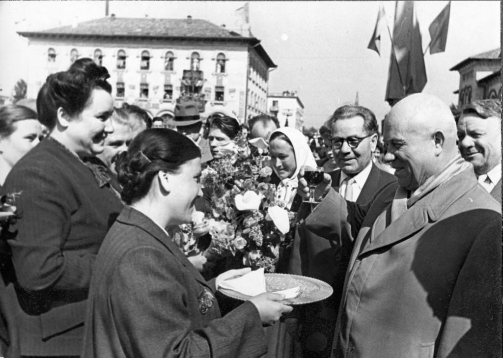 В кишиневе живем. Хрущев в Кишиневской консерватории. Хрущев на площади. Брежнев в Кишиневе. Брежнев в Кишиневе 70 е годы фото.