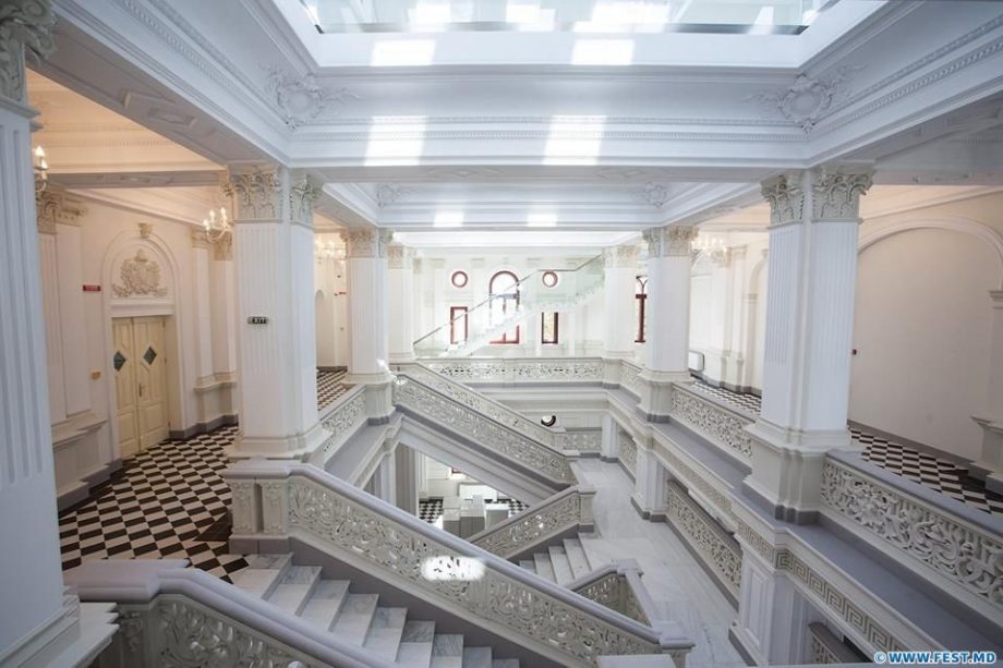 Expoziția „100 cele mai bune afișe“ @ Muzeului Național de Artă al Moldovei