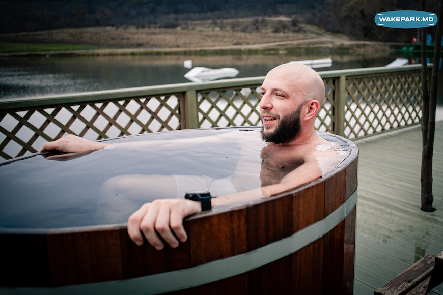 Кедровая баня и купание в ледяной воде для самых смелых в WakePark