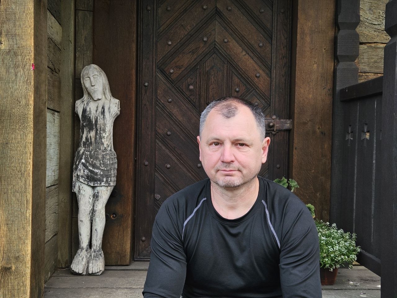 Între lemn, fir și memorie. Universul artistic al lui Igor Nicuriuc